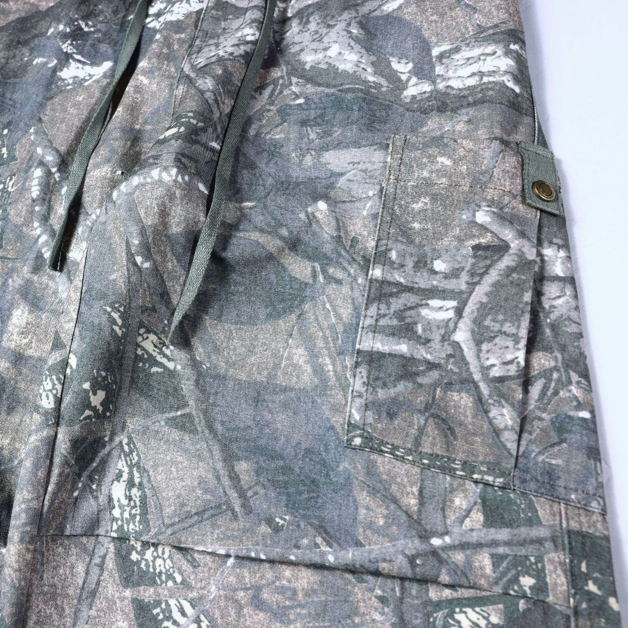 Men's Camo Cargo Pants – Pleated Straight Leg with Large Pockets